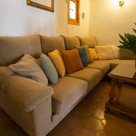 Βίλα Nieves Is A Beautiful Set In A Rural Location Yet It Is Still Only A 5 Minute Drive From And San Rafael Σαν Αντόνιο
